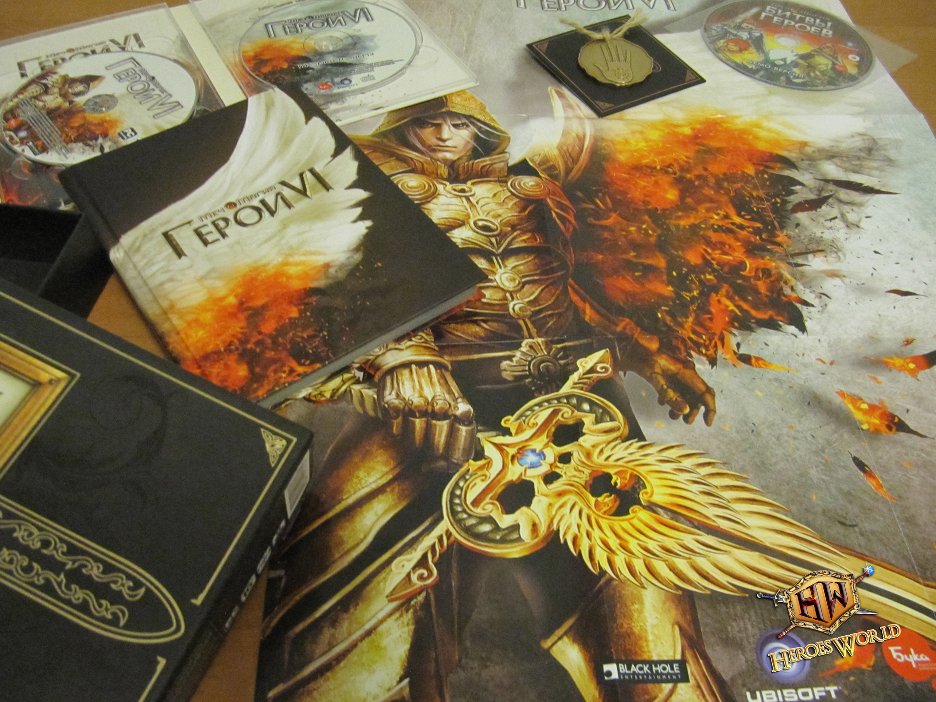 Heroes 6 - Фото коллекционного издания. Плакат, диски, книжка, медальон, коробка.