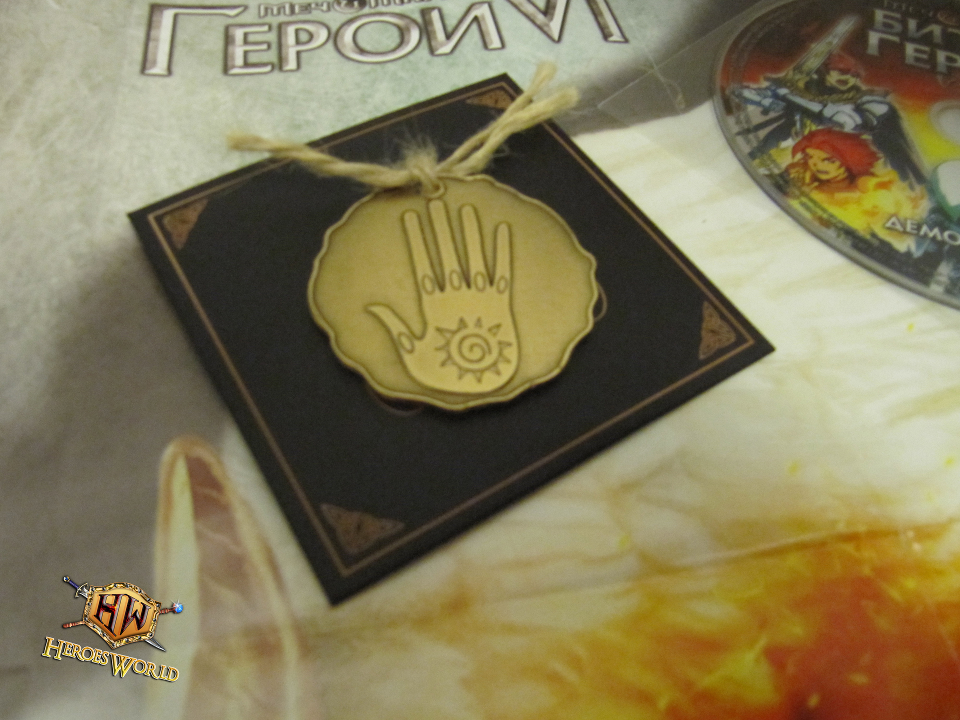 Heroes 6 - Фото коллекционного издания. Медальон, плакат, диск.
