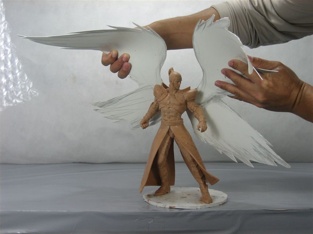 Фигура Ангела Михаила из Героев 6, мастер примеряет ему крылья.