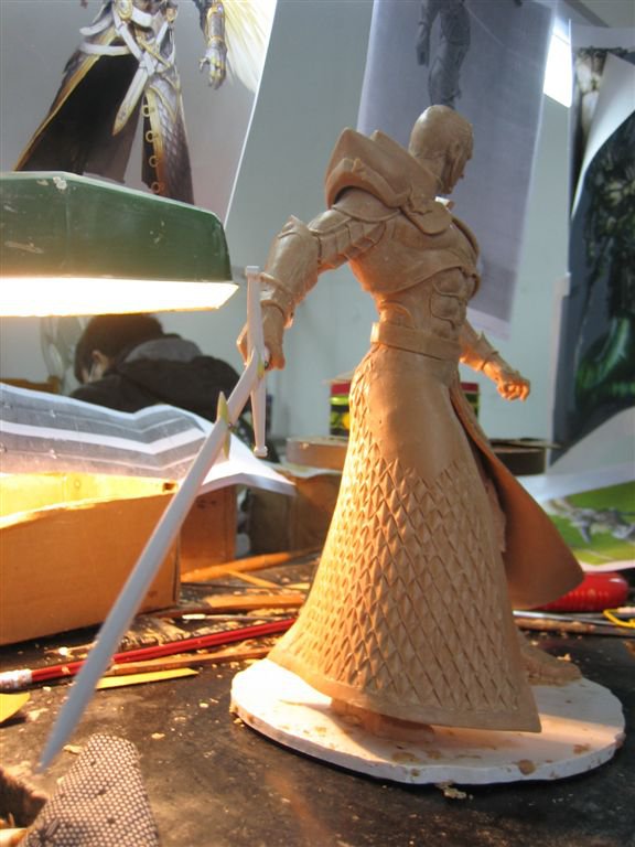 Фигура Ангела Михаила с мечом из Героев 6 (вид справа).